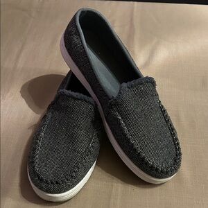 EUC Globe Men's Charcoal Herringbone Slip-On Loafers